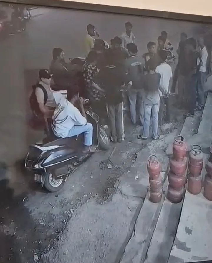 अंबिकापुर में भाजपा नेता के भतीजे को घेरकर मारपीट, ₹2500 निकालने का आरोप; CCTV फुटेज आया सामने