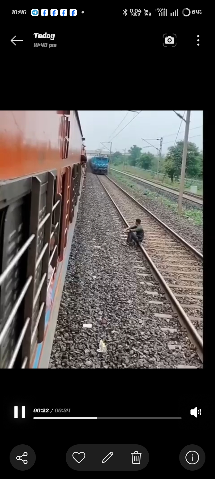 रील के जुनून में मौत से खेल! रेलवे ट्रैक पर बैठे रहे युवक, सामने से दौड़ती रही मालगाड़ी