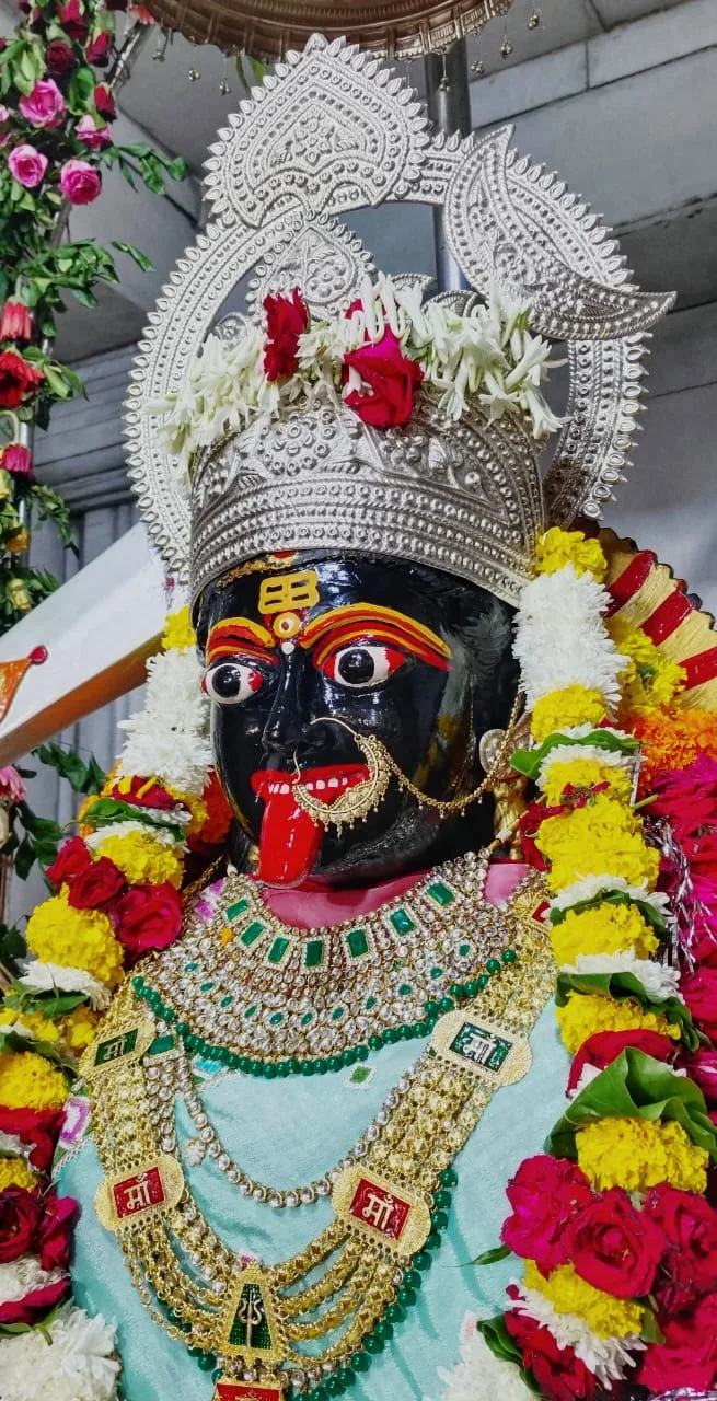  नवरात्रि विशेष: माँ चंद्रघंटा की आराधना से मिलता है साहस और शांति का संदेश, जानिए प्रिय भोग और पूजा का महत्व