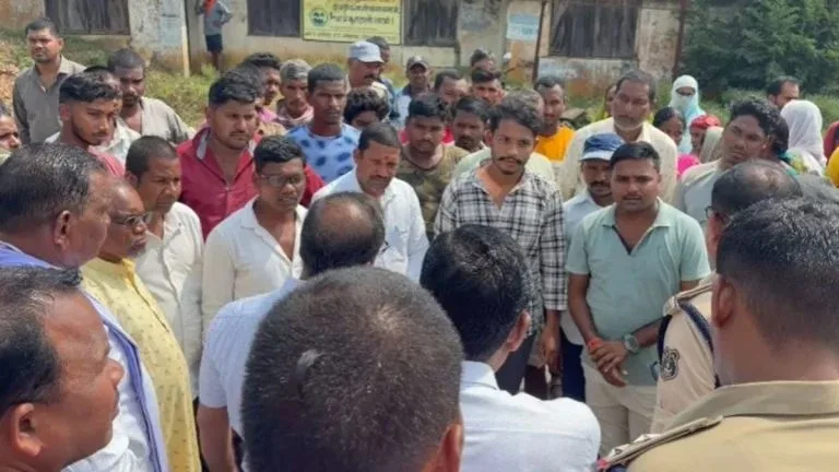 अस्पताल के गेट पर ताला, बाहर तड़पती रही गर्भवती; सड़क पर हुआ प्रसव, नवजात की मौत
