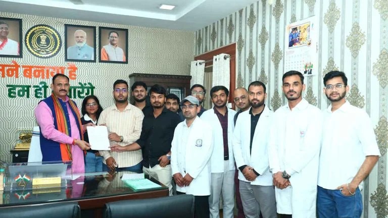 जूनियर डॉक्टरों की हड़ताल खत्म, स्टाइपेंड बढ़ाने का मिला भरोसा