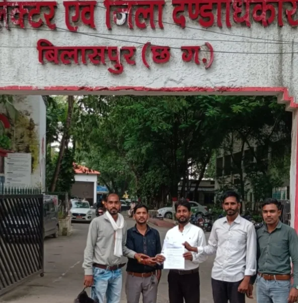 बिलासपुर में जर्जर सड़क को लेकर प्रशासन सख्त, PWD को 72 घंटे की मोहलत; ग्रामीणों ने आंदोलन की दी चेतावनी
