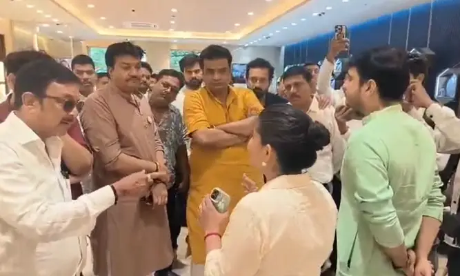मालाबार ज्वैलर्स में सोने के कड़े की जांच पर बवाल, 20 कैरेट के बाद 22 कैरेट की रीडिंग ने खड़े किए सवाल