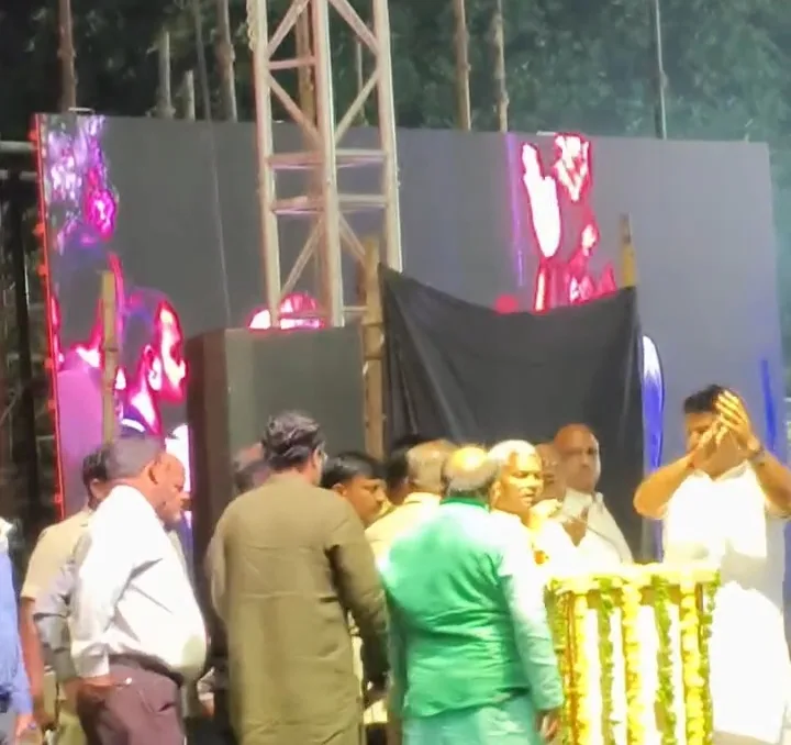 मथुरा में पलक मुच्छल की नाइट पर बवाल! आधी रात तक इंतजार करते रहे प्रशंसक, मंच पर नहीं पहुंचीं गायिका