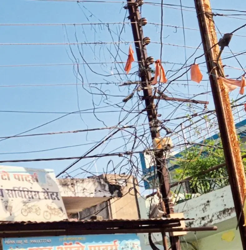 एक खंभा… कई तार… और रोशन घर! बिलासपुर में बिजली कनेक्शन का चौंकाने वाला खेल”