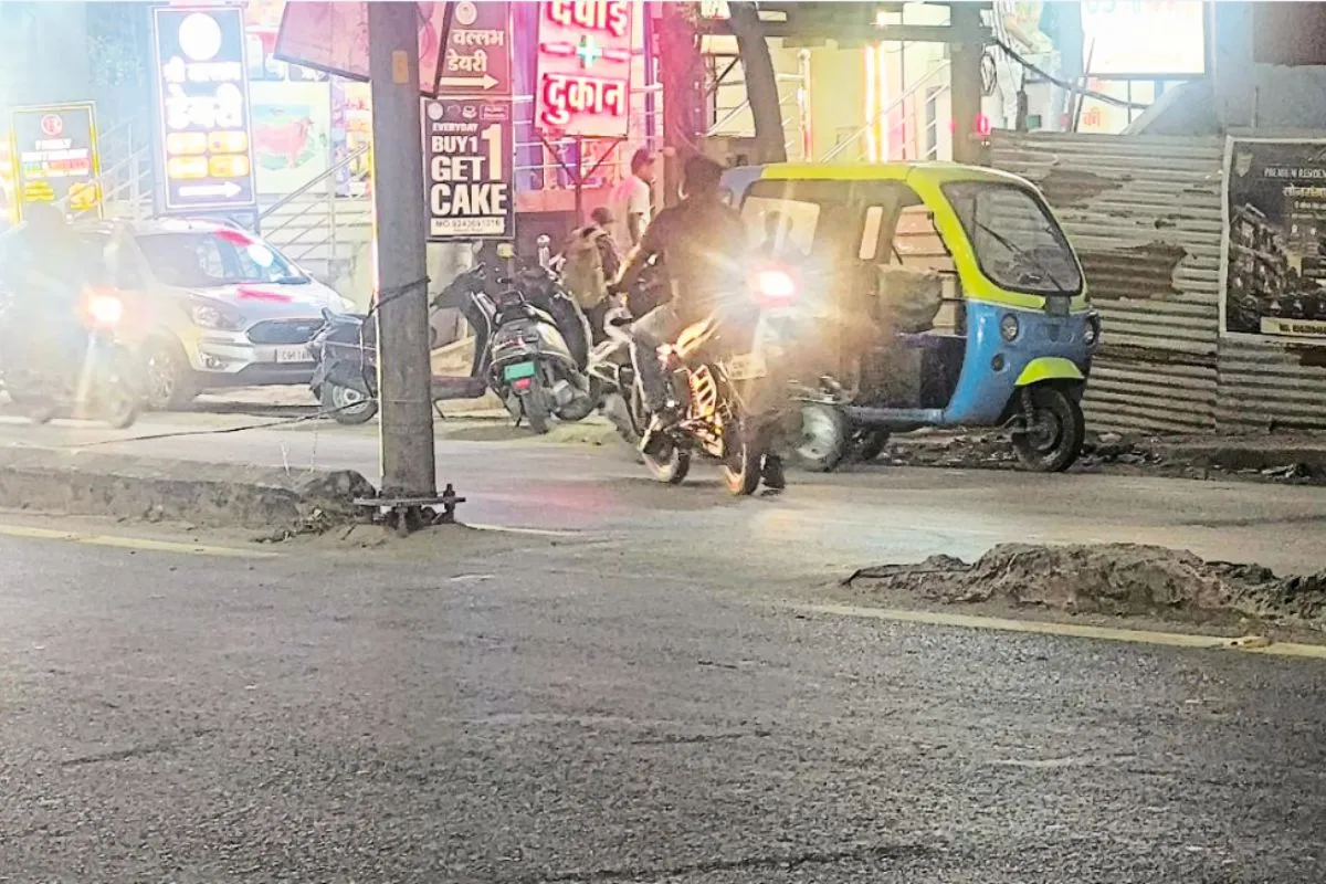 बिलासपुर की सड़क पर हादसों को न्योता दे रहे टूटे डिवाइडर, 1 किलोमीटर में 12 जगह खतरा; 3-4 साल से मरम्मत का इंतजार