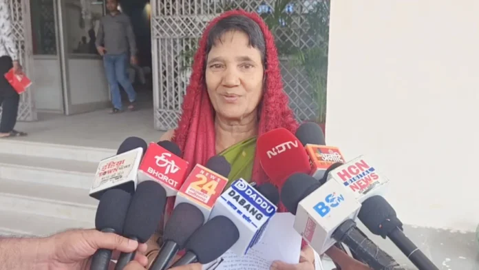 गहने गिरवी रखकर दिए ₹40 हजार, फिर भी नहीं हुआ जमीन का बंटवारा! पटवारी और RI पर ₹55 हजार मांगने का आरोप, कलेक्टर से लगाई गुहार